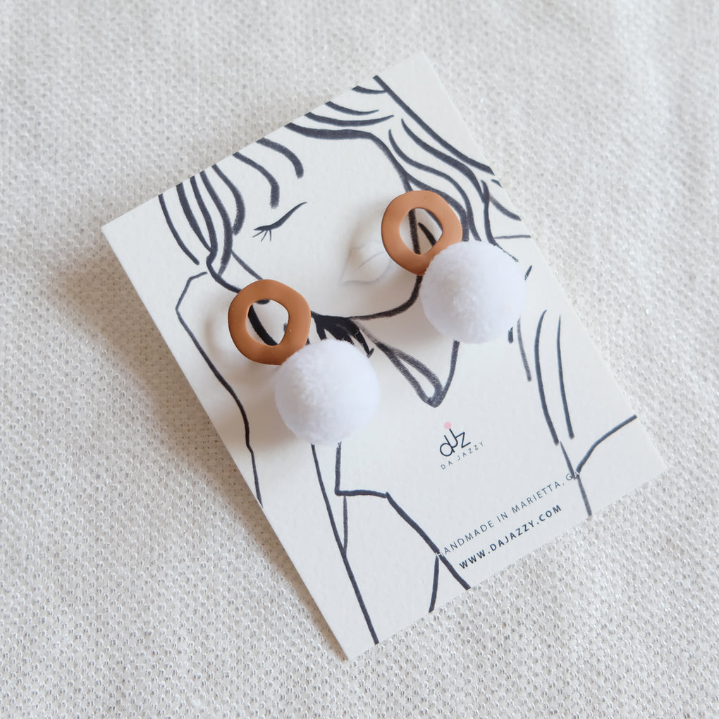 WHITE POMPOM BROWN STUD EARRINGS