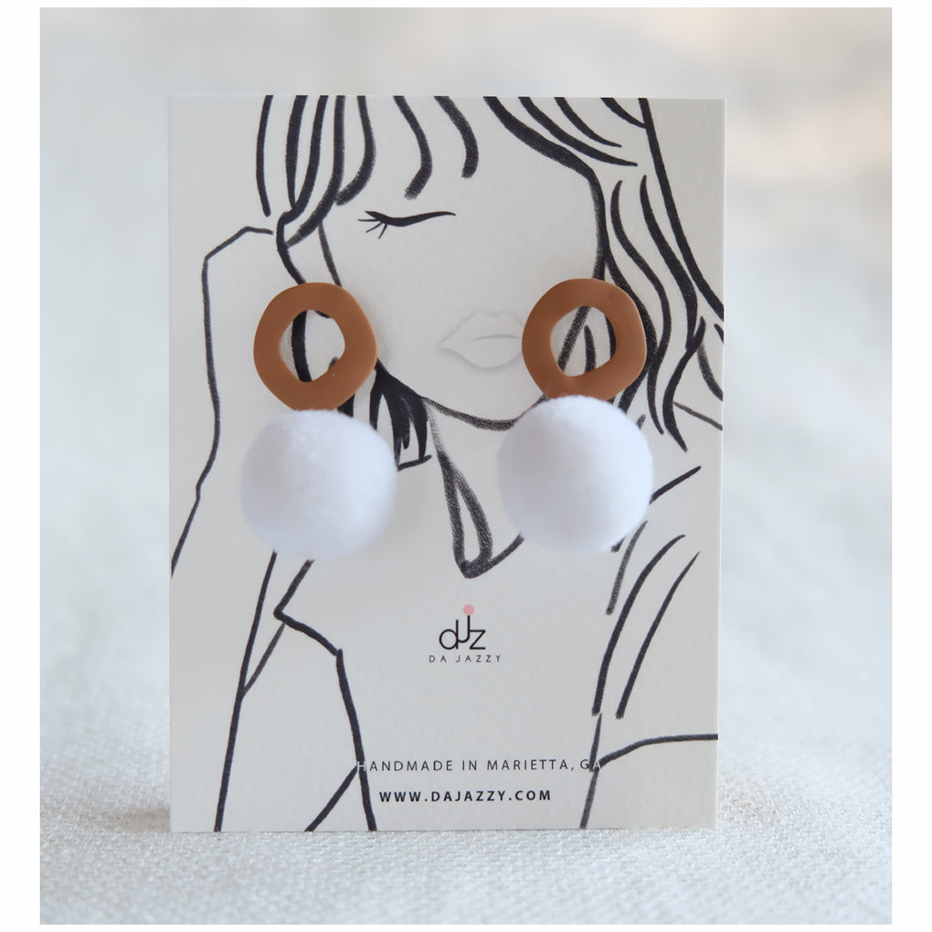 WHITE POMPOM BROWN STUD EARRINGS