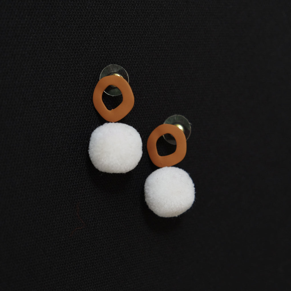 WHITE POMPOM BROWN STUD EARRINGS