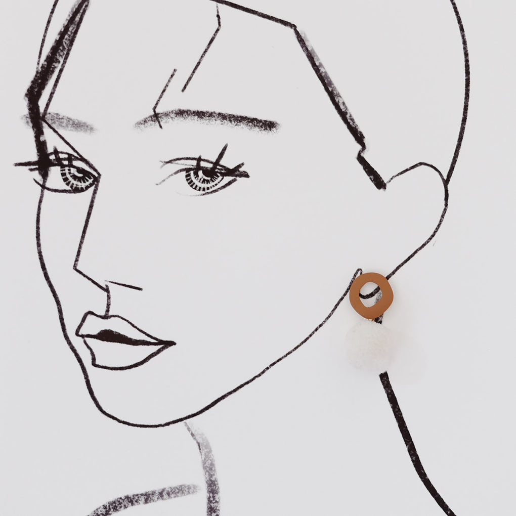 WHITE POMPOM BROWN STUD EARRINGS