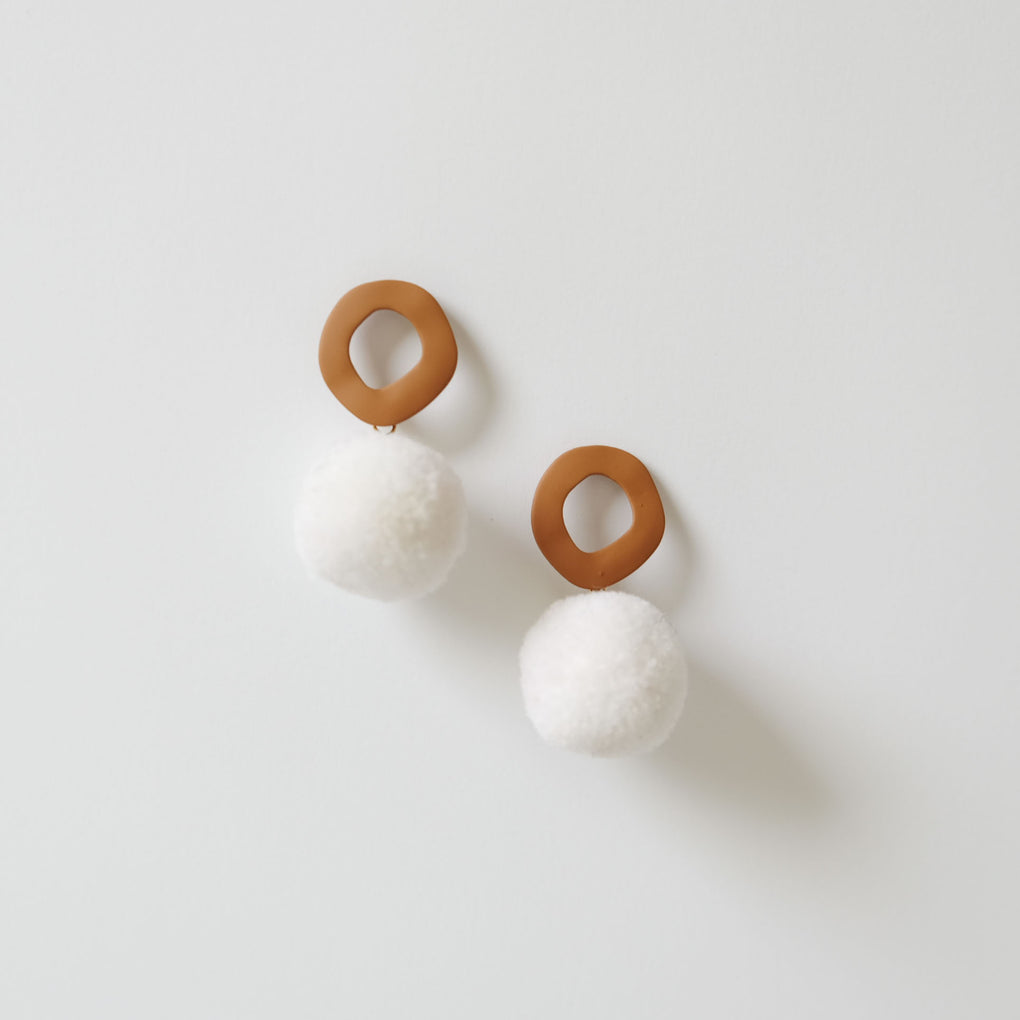 WHITE POMPOM BROWN STUD EARRINGS