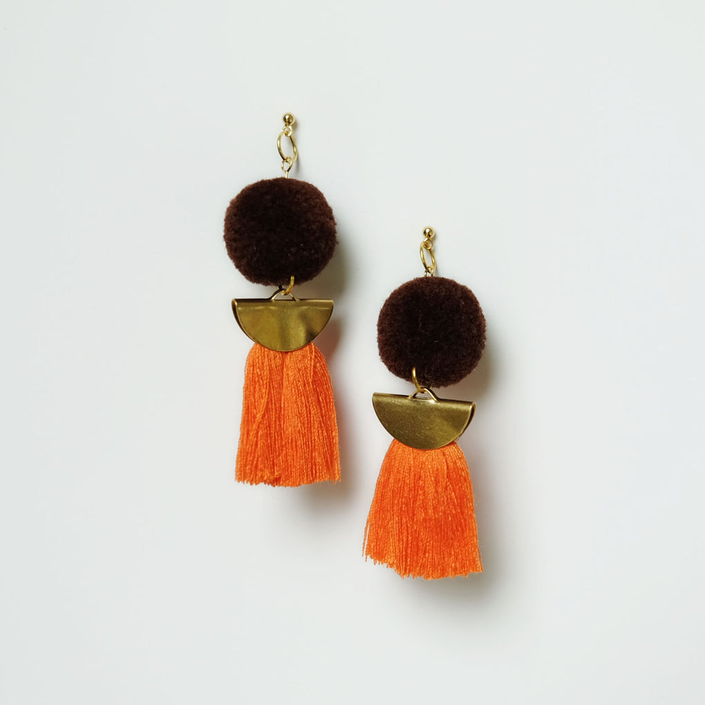 THE BROWN MOON POMPOM ORANGE TASSEL 18K EARRINGS STUDS