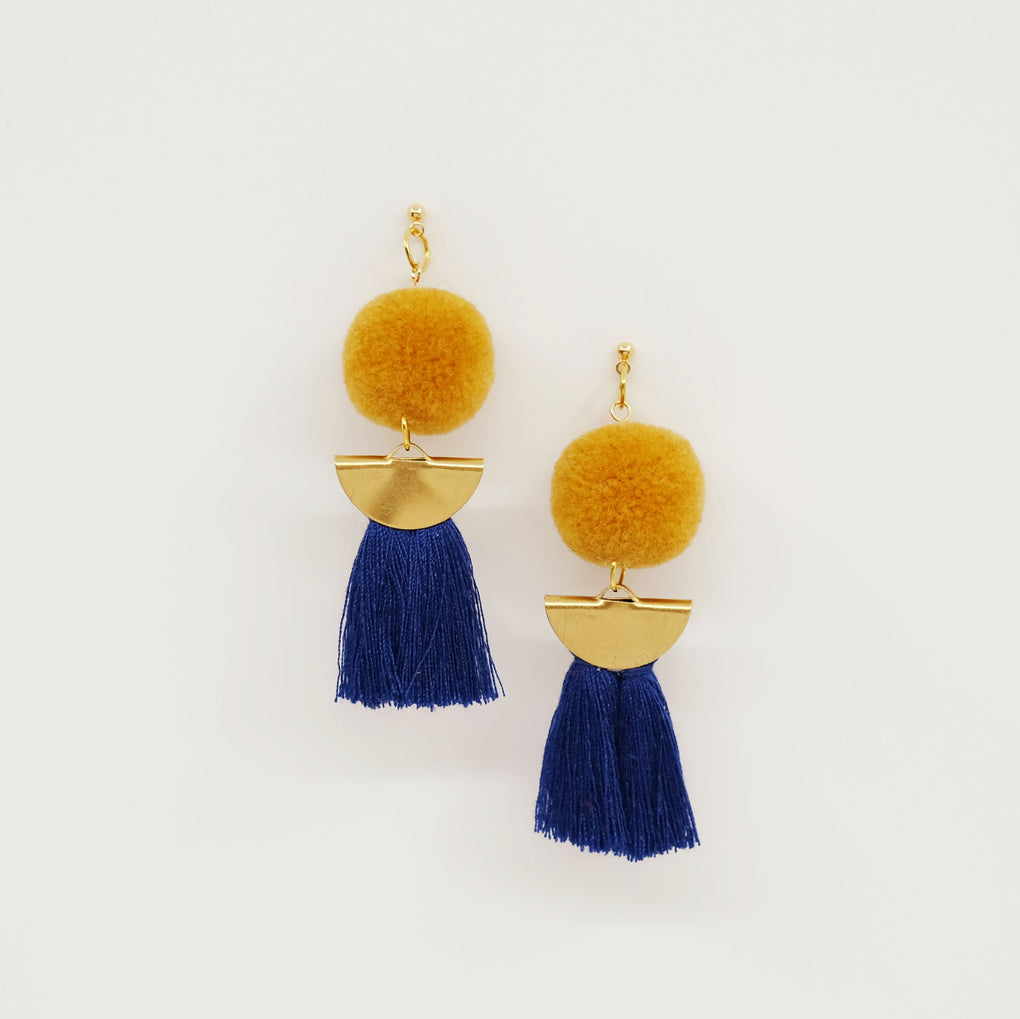 THE HONEY MOON POMPOM NAVY TASSEL 18K EARRINGS STUDS