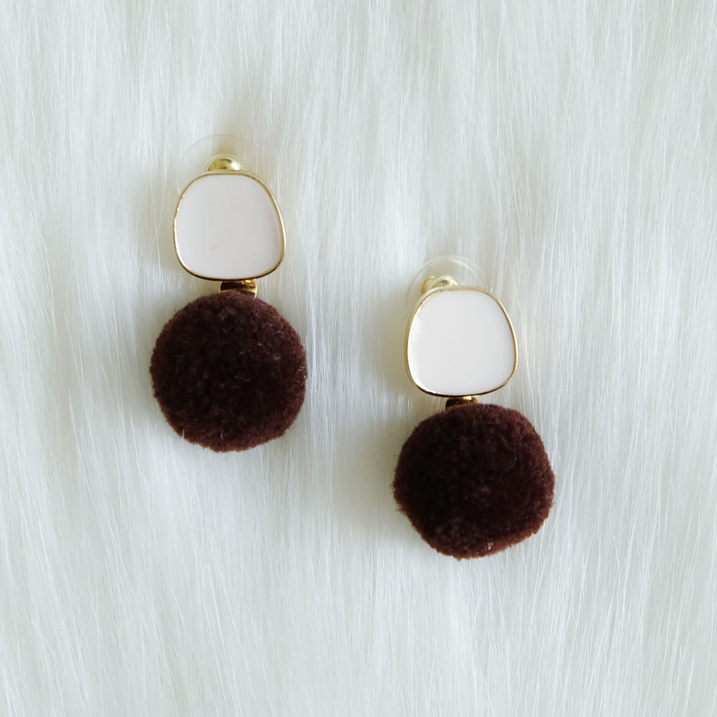 BROWN POMPOM WHITE STUD EARRINGS