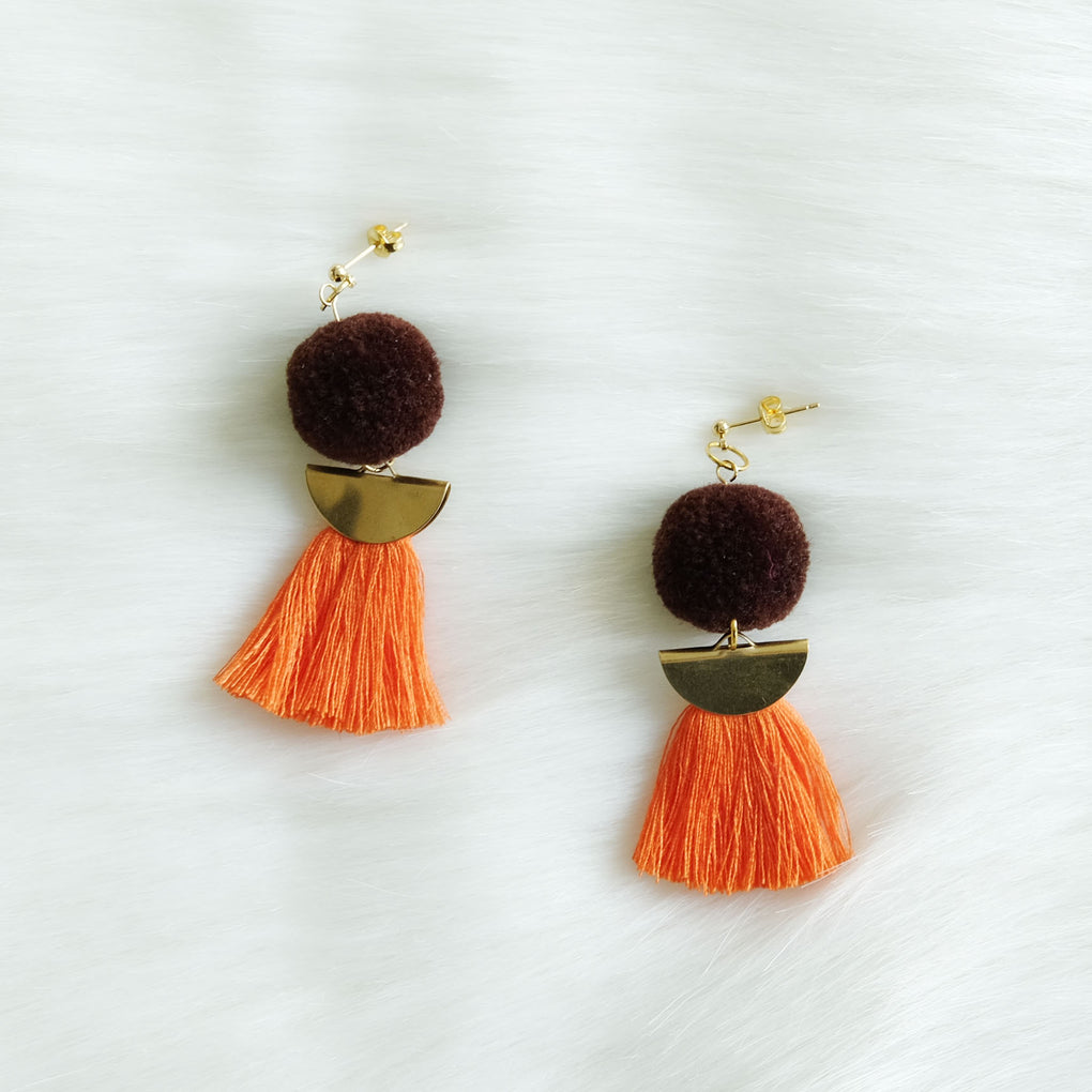 THE BROWN MOON POMPOM ORANGE TASSEL 18K EARRINGS STUDS